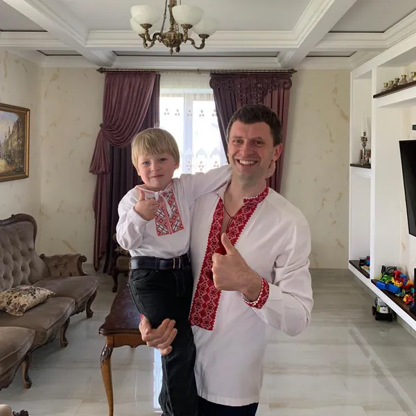 День вишиванки: відомі волиняни одягнули сорочки (фото)