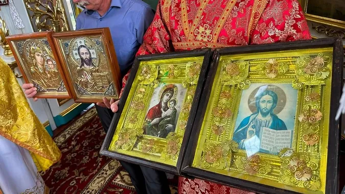 У двох храмах на Волині з'явилися ікони, врятовані військовим на Запорізькому напрямку (фото)