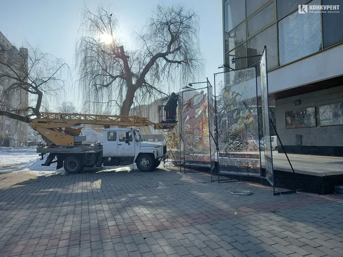 Мавка на плівці: у центрі Луцька монтують дивну конструкцію (фото)