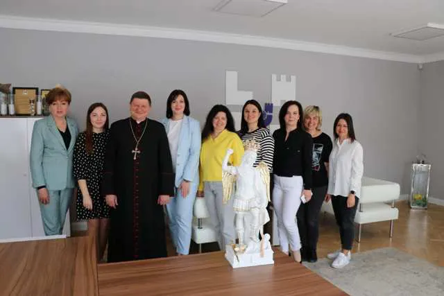 ЛНТУ отримав статуетку від Папи Римського і передасть до Києва (фото)