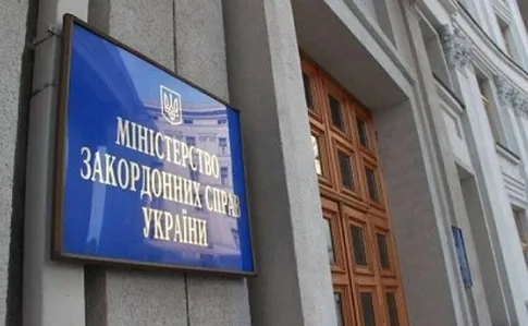 Співробітників посольства України в Польщі затримали за спробу вивезти валюту, золото і цигарки