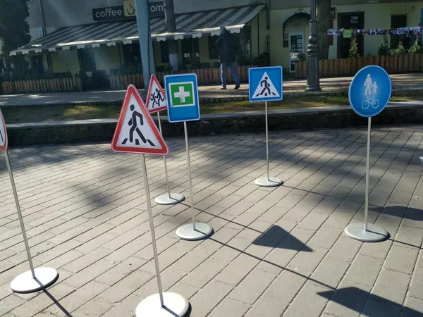 Патрульні у центрі Луцька розповідають дітям про безпечний Великдень (фото)