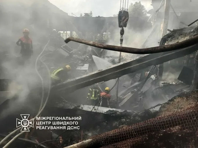 Понад 16 годин приборкували масштабну пожежу на підприємстві в Ромнах (відео)