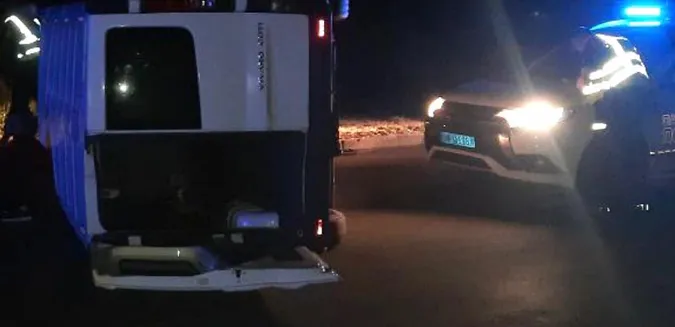 У Луцьку вночі бус протаранив стовпа і перекинувся: водій був п'яний (фото)