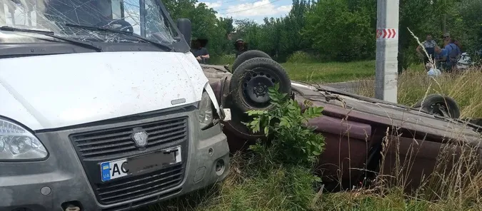 На Волині бус зніс легковик у кювет, авто перекинулося (фото)