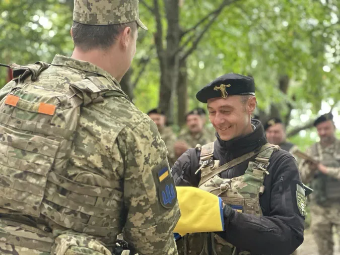 Нагороди, відзнаки та подарунки: воїнів-танкістів з 14-ї ОМБр вітали з професійним святом (фото)