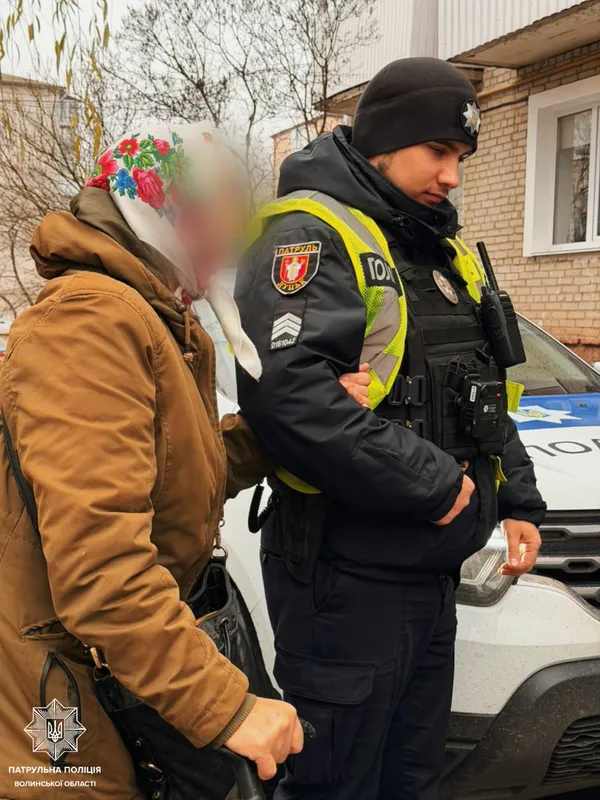 Приїхала до банку і не змогла повернутись додому: волинські поліцейські допомогли бабусі