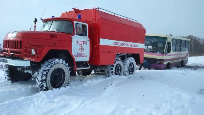 За добу волинські рятувальники витягнули із заметів 12 авто