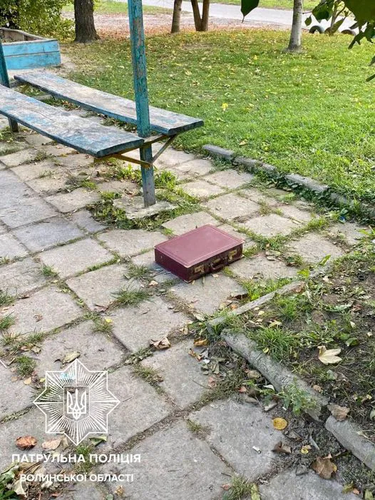 Лучан наполохала підозріла валіза на дитячому майданчику