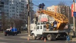 Біля "ПортCity" ремонтують два світлофори (фото)
