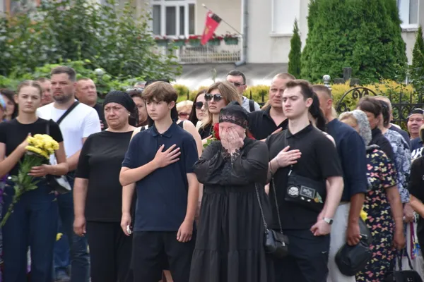 Загинув більше року тому: у Луцьку попрощалися з полеглим воїном Володимиром Андрійчуком (фото)
