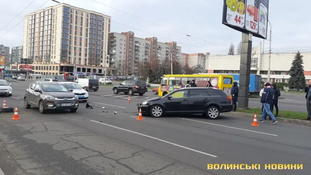 Відірване колесо і побитий капот: у Луцьку авто влетіло в стовп (фото)