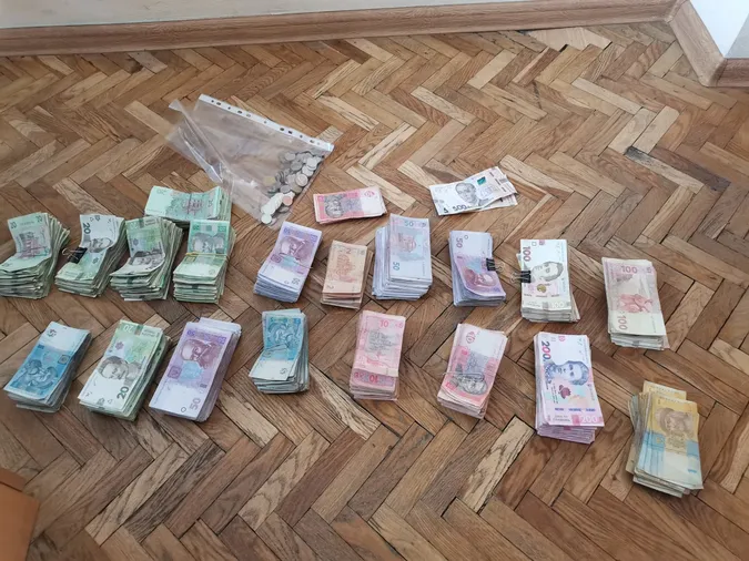 Луцькі волонтери продавали вербові букетики та зібрали 55 тисяч для військових (фото, відео)