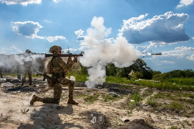 Справжні рекси: луцькі азовці показали, як тренують лейтенантів (фото)