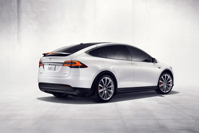 Скільки коштує електромобіль Tesla в Україні (фото)
