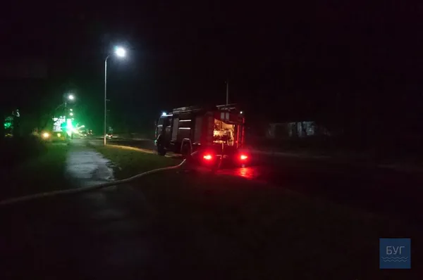 Ні собі, ні сусідам: на Волині чоловік втретє підпалив власний будинок (відео)