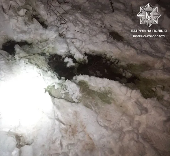 Зливав відходи на околицях: у Луцьку водія вантажівки оштрафували на 34 тисячі гривень (фото)