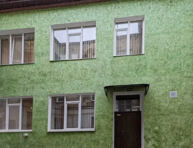 У центрі Луцька продають мініготель (фото)