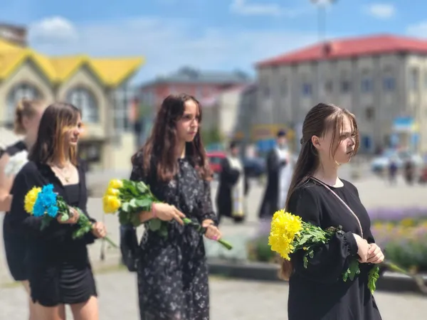 Сотні ковельчан стали на коліна перед загиблим Героєм (фото)