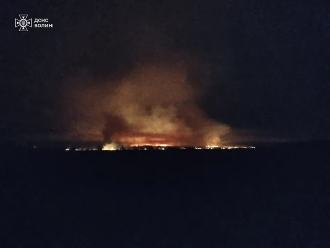 Найтриваліша пожежа на Волині: рятувальники пів доби гасили вогонь на торфовищі (фото)