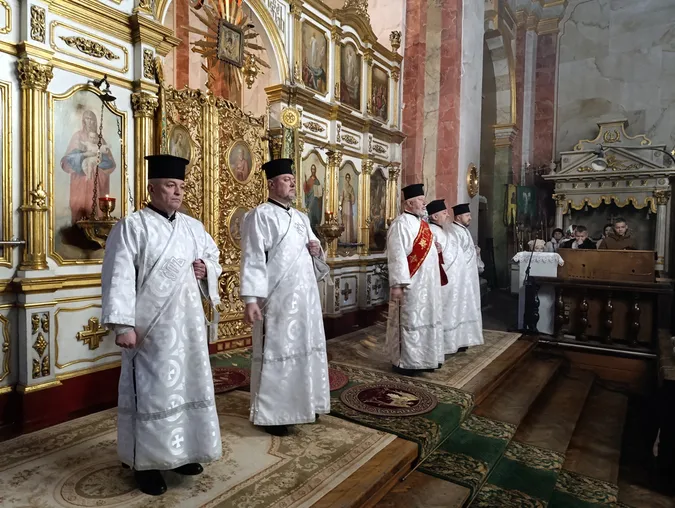 Молитви і колядки: у луцькому соборі Святої Трійці провели різдвяну службу (фото)