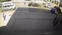 У центрі Луцька сталась аварія: легковик збив пішохода на переході (відео)