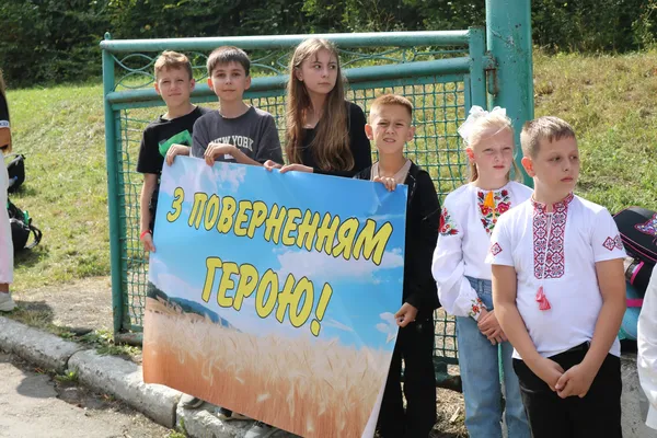 «Вареники наліплені, борщ зваримо»: на Волині зустріли звільненого з полону бійця (фото)