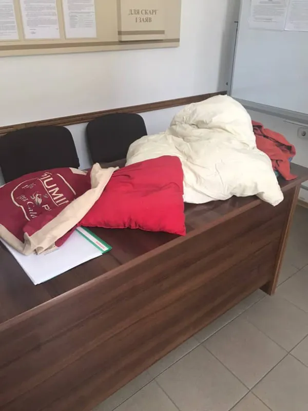 Прокуратуру Волині «замінували» пакетом із ковдрою та подушкою (фото, відео)