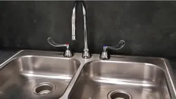Мутна та брудна: у Луцьку з кранів тече вода з піском (фото)