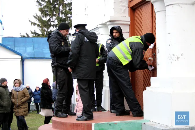 В Іваничівському районі знову «воюють» за церкву (фото)