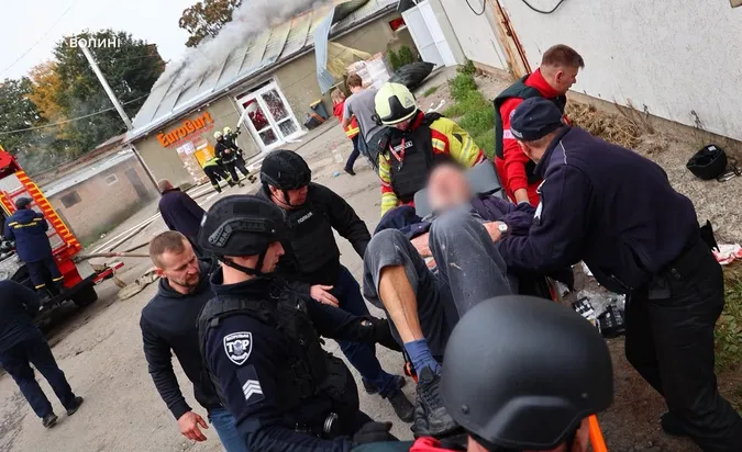 Кадри, від яких стискається серце: ДСНС оприлюднила фото з місця трагедії в Луцьку (фото)