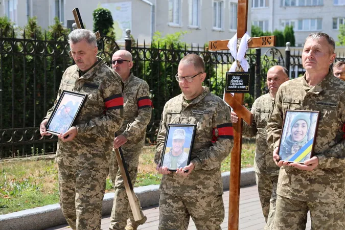 Луцьк навколішки прощався з трьома загиблими захисниками Русланом Новосадом, Владиславом Павлюком та Анатолієм Дячуком