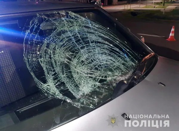 Йшла на «червоний»: у Луцьку на переході збили жінку