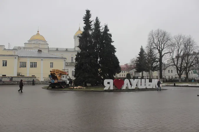 Ожеледиця у Луцьку: місто ледь тримається на ногах (фото)