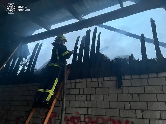 На Волині дві години гасили палаючу споруду (фото)