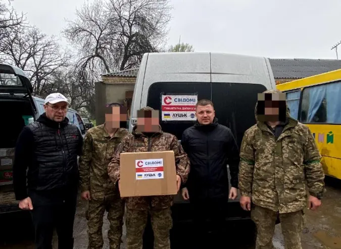 Луцькі волонтери відвезли допомогу землякам на передовій (фото)