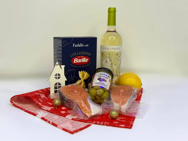 Стейк лосося, макарони, оливки, лимон, вино