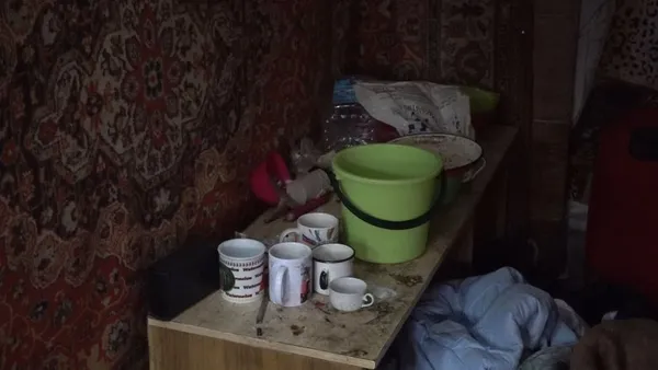 Двоє братів з Ковеля жили з жінкою та 5 дітьми в халабуді біля Тернополя (фото, відео)