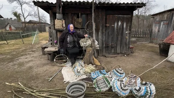 Варвара Михальчук плете кошики