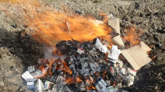 Голова ОДА доручив знищити на Волині цигарки і зняти це на відео