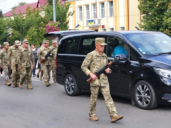 У Ковелі провели останнім земним шляхом захисника Василя Тарасюка (фото)