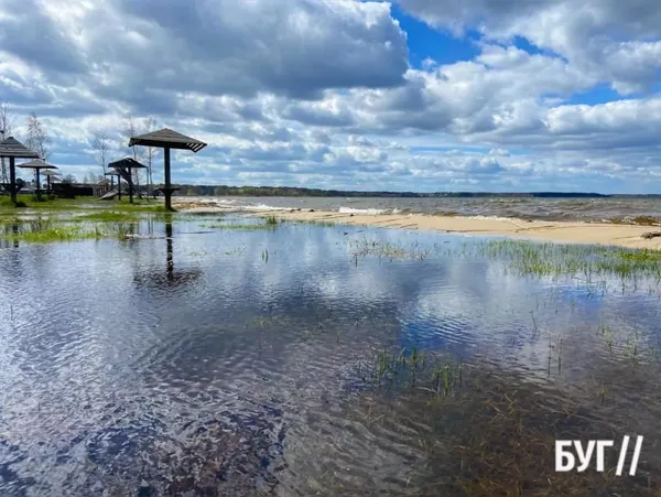 Світязь вийшов з берегів і затопив пляжі (фото)