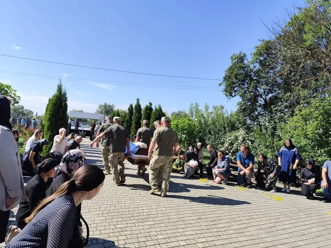 Загинув у ДТП: на Волині попрощались з Героєм Олександром Вахнованом (фото)