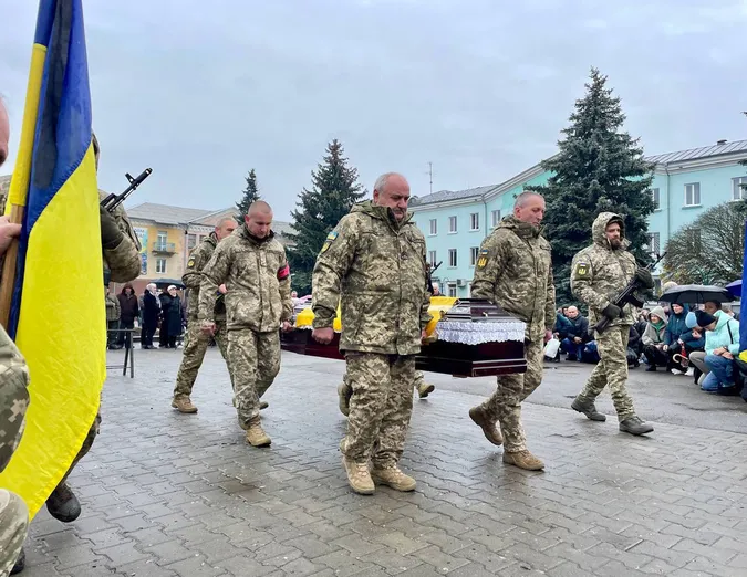 Тіло шукали два роки: Нововолинська громада попрощалася з воїном Костянтином Мрочком (фото)