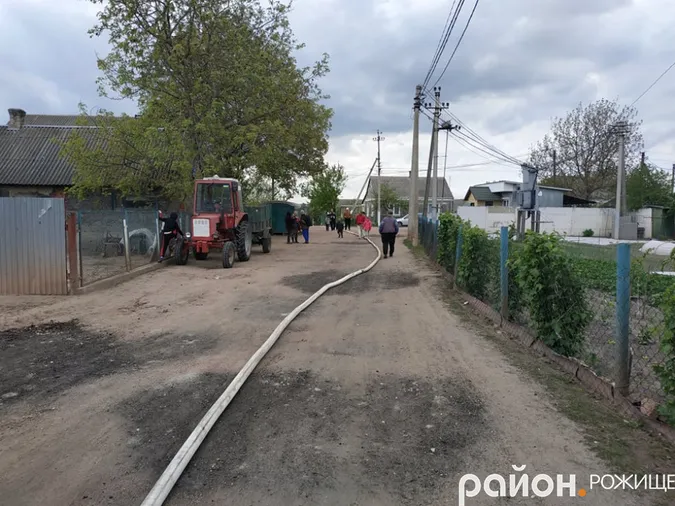 У Рожищі – масштабна пожежа: горить приміщення колишнього гуртожитку (фото, відео)