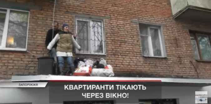 Не захотіли платити: у Запоріжжі квартиранти тікали від господаря через вікно (відео)