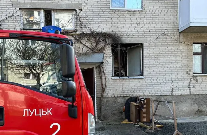 У Луцьку – пожежа в квартирі: горів диван на кухні, поплавилася натяжна стеля (фото)