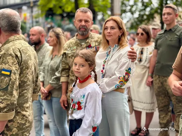У Нововолинську сотні людей пройшли святковою ходою у вишиванках (фото)