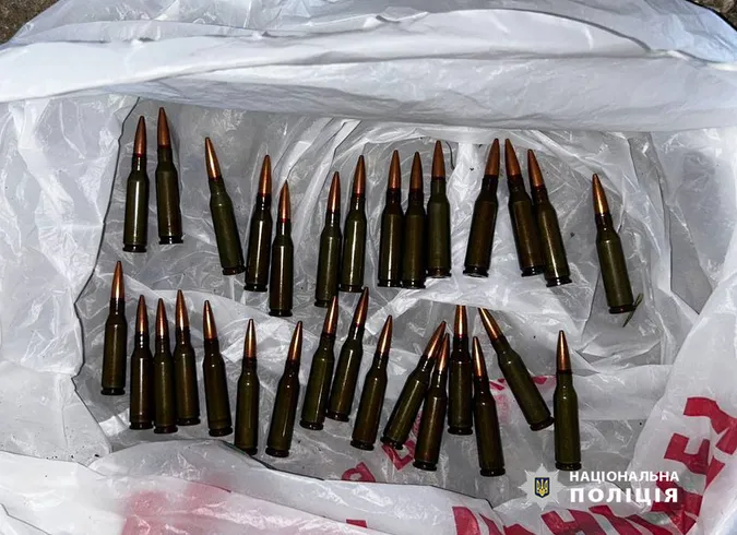 Вдома у 32-річного жителя Луцького району знайшли гранату, обріз і «травку» (фото)