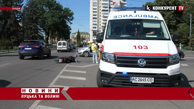 У центрі Луцька таксі збило мотоцикліста (фото, відео)